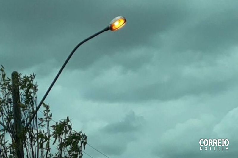 Prefeitura de Delmiro Gouveia desperdiça energia com lâmpadas de postes acesas 24 horas