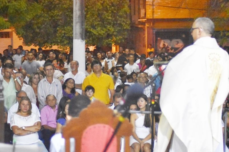 Milhares de fiéis católicos participam da última missa do ano de 2017 em Delmiro Gouveia