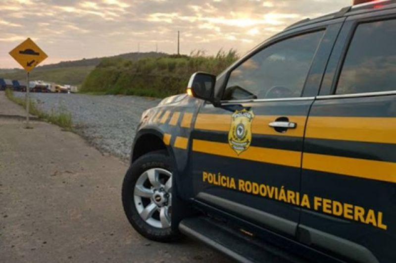 Homem é preso por embriaguez após ser flagrado conduzindo carro em zigue-zague em Canapi