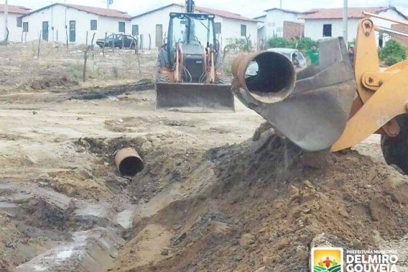 Prefeitura de Delmiro Gouveia instala tubulação da rede de esgoto nas 369 casas
