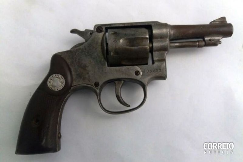 Mais uma arma é encontrada enterrada no quintal da casa de suspeito de assaltos em Inhapi