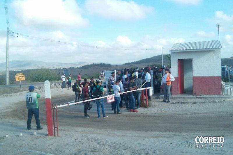 Canal do Sertão: novas contratações levam dezenas de trabalhadores à porta da Odebrecht