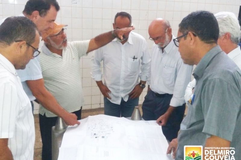 Padre Eraldo discute reforma do matadouro público de Delmiro Gouveia com técnicos da Adeal