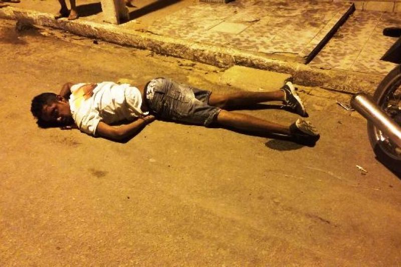 Jovem se desequilibra de moto ao pular quebra-molas, bate em poste e é hospitalizado