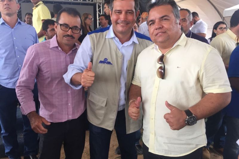 Prefeito e vice-prefeito de Pariconha participam da inauguração da BR-316