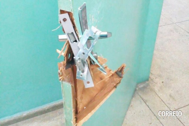 Criminosos arrombam unidade de saúde e roubam aparelho eletrônico em Delmiro Gouveia