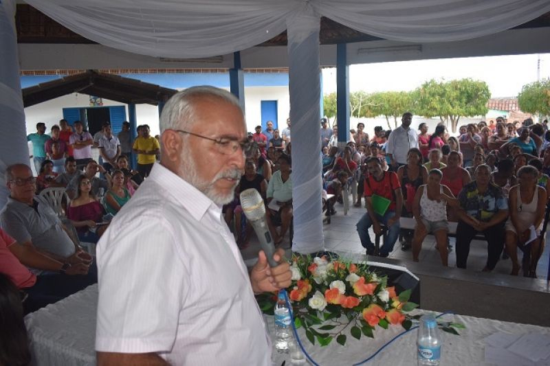 Contratos de regularização dos imóveis são entregues para famílias das 369 casas