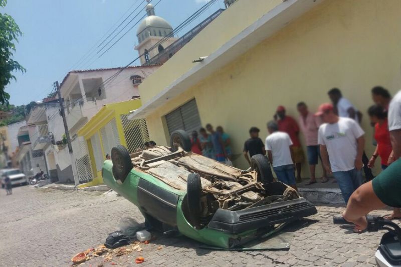Carro capota após ficar sem freios em ladeira no centro da cidade de Mata Grande