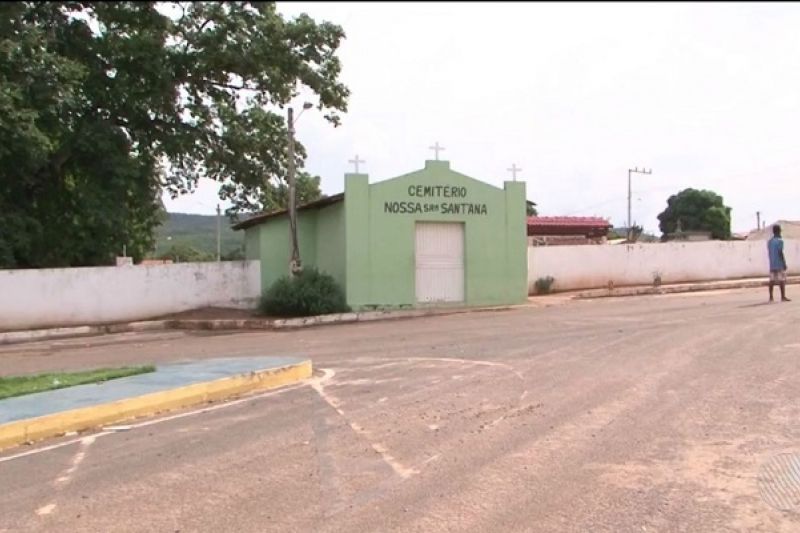 Mulher é enterrada viva e corpo é achado revirado dentro de caixão; foram ouvidos gritos