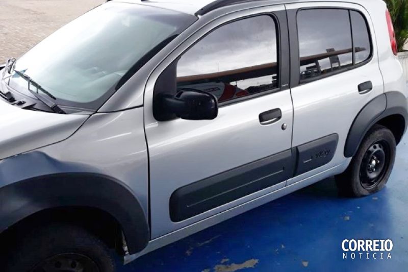 Carro utilizado em roubo a bancos é abandonado em posto de combustíveis em Delmiro Gouveia