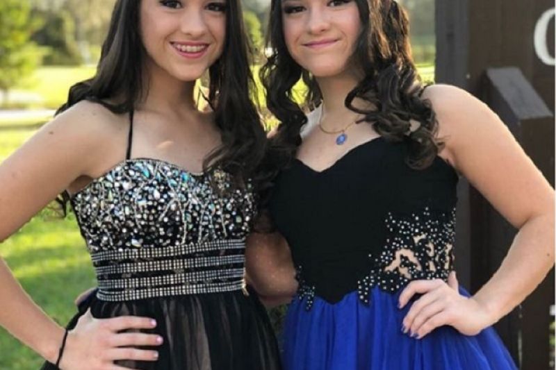 Em foto rara, apresentador Gugu mostra as filhas gêmeas em formatura escolar