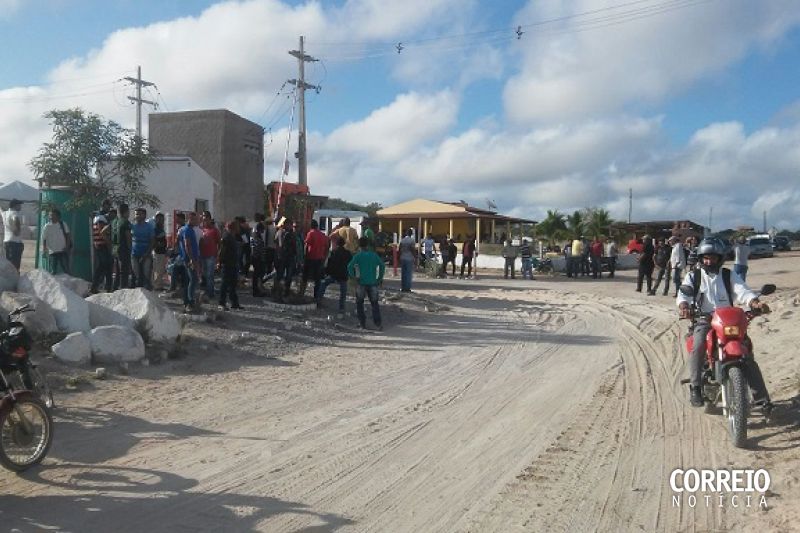 Por emprego no Canal do Sertão, dezenas de trabalhadores vão à Odebrecht após o Carnaval