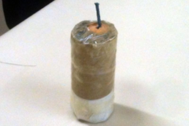 Homem foge a pé depois de arremessar bomba caseira em portaria de emissoras de rádio