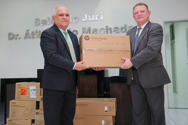 Presidente do TJ entrega computadores ao Fórum de Pão de Açúcar
