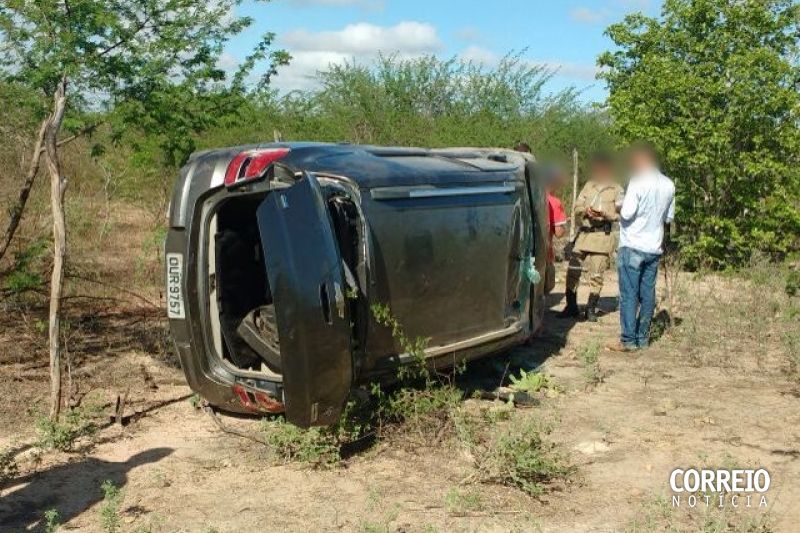 Família que viajava para a Bahia consegue escapar ilesa de capotamento de carro em Delmiro