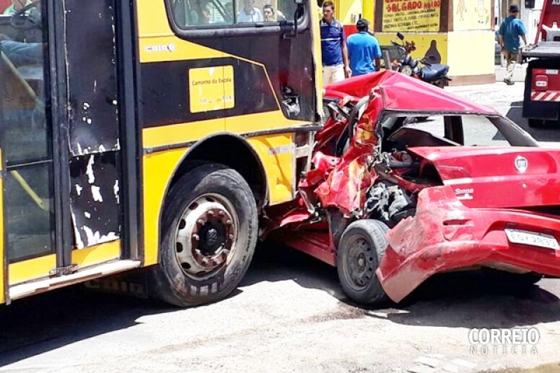 Ônibus escolar fica sem freios, atinge veículos e deixa uma pessoa ferida em Santana