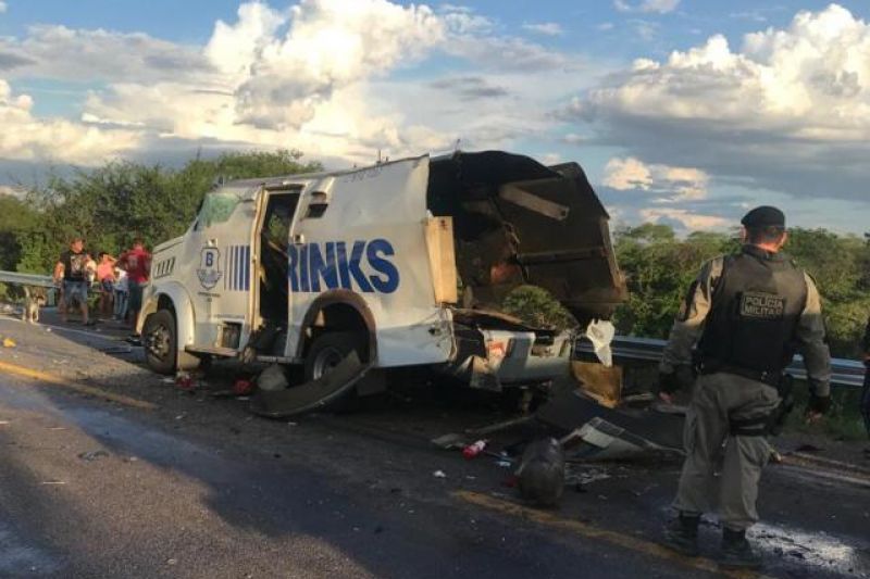 Criminosos interceptam e explodem carro-forte em trecho da BR-423 em Inhapi