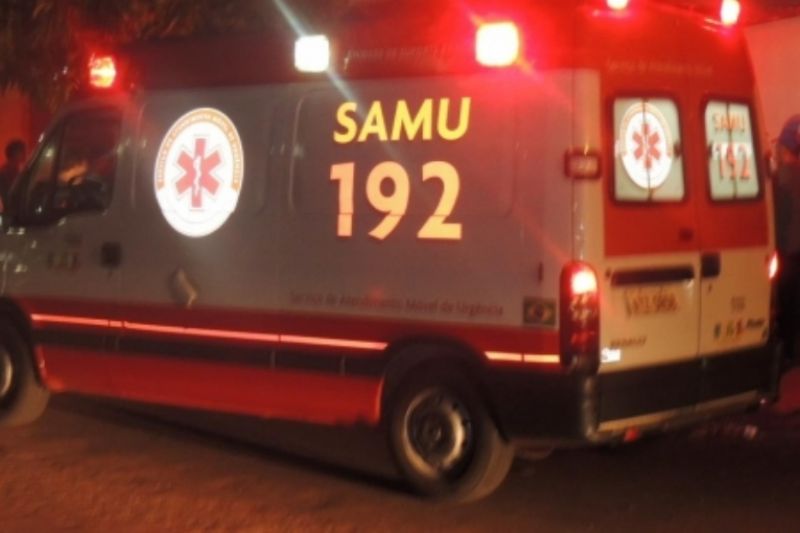 Homem e mulher são socorridos pelo SAMU depois de caírem de moto em Delmiro Gouveia