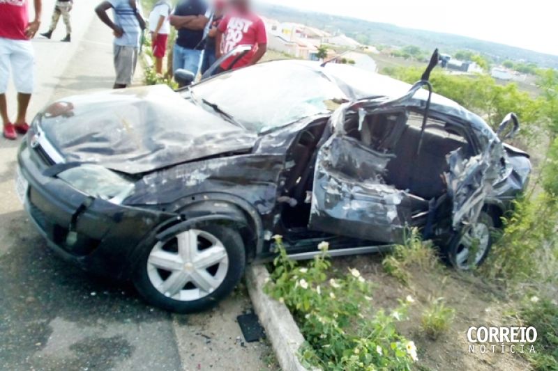 Quatro pessoas que viajavam de Tapera para Arapiraca ficam feridas em acidente em Batalha