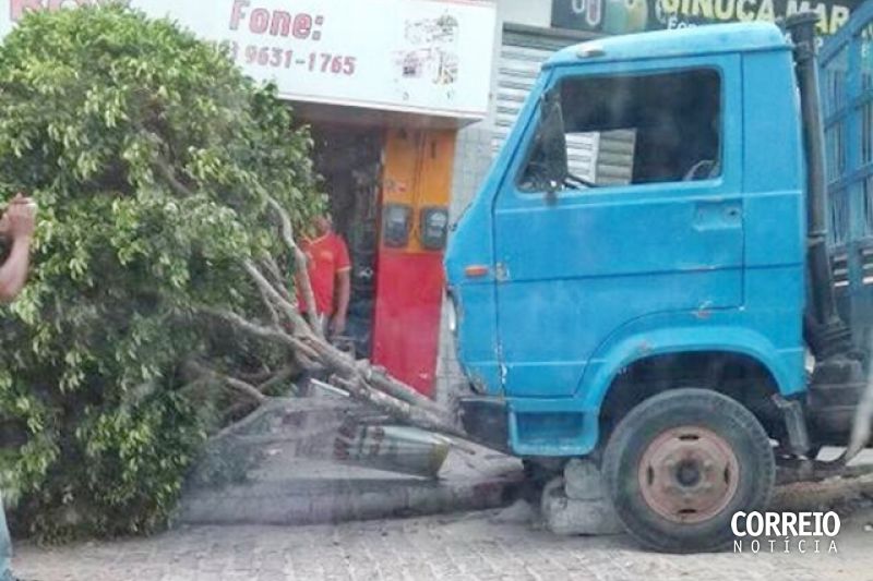 Caminhão fica sem freios em ladeira e por pouco não causa tragédia em Santana do Ipanema