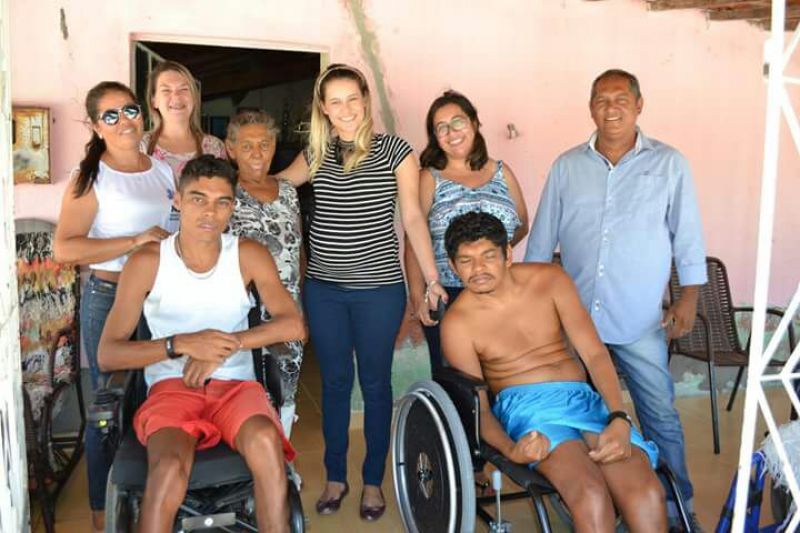 Secretaria de Saúde entrega cadeiras de rodas para usuários da zona rural, em Pariconha