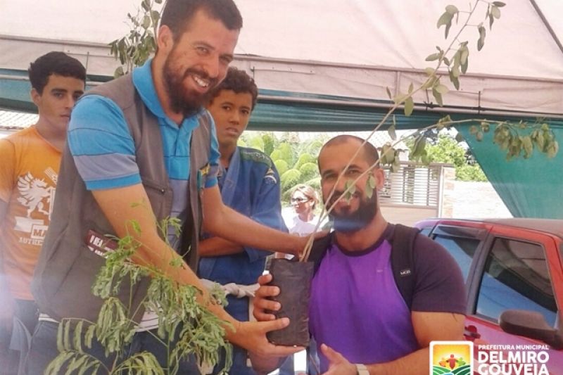 Secretaria de Meio Ambiente distribui mudas de arvores durante o Governo em Ação
