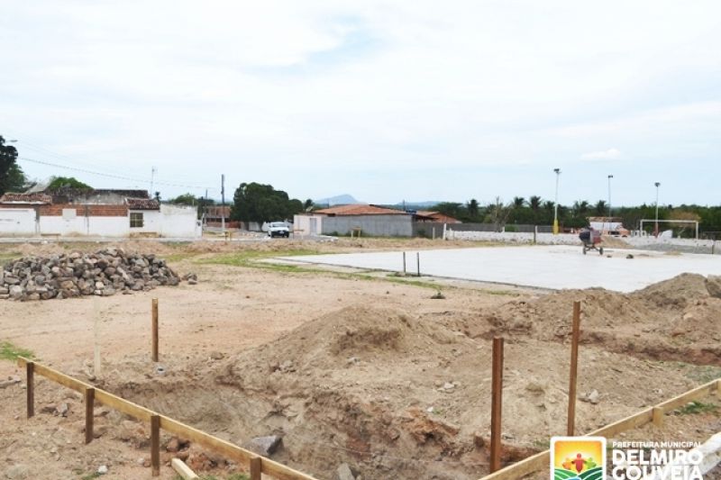 Construção de quadra é iniciada e sonho da população começa a se tornar realidade