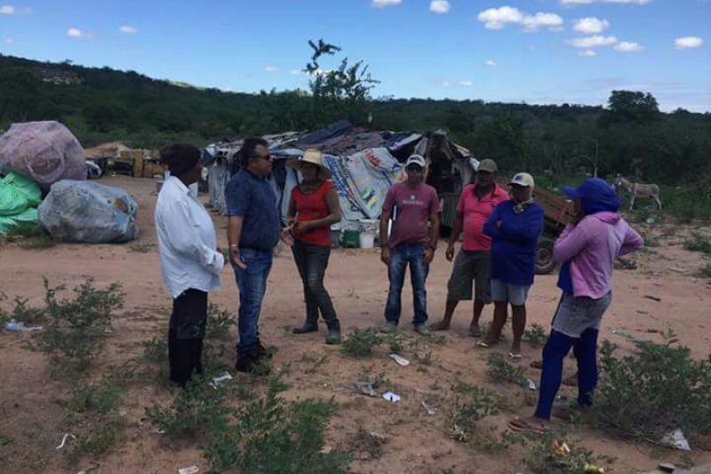 Prefeito visita catadores em lixão municipal