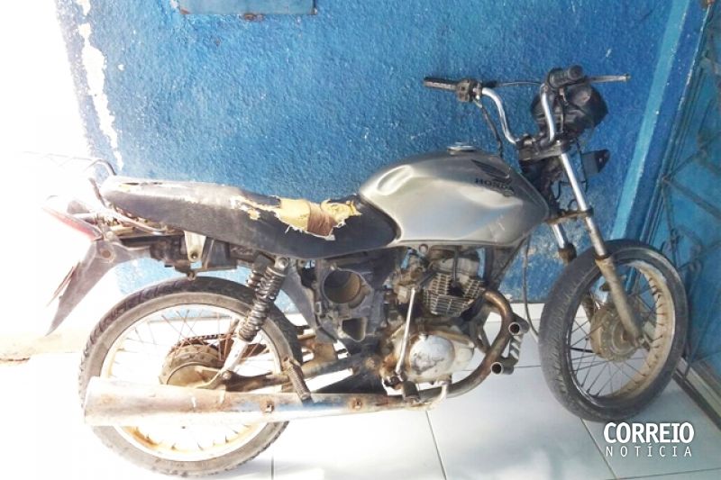 Homem tem atitude suspeita ao ver policiais e acaba preso com moto adulterada em Inhapi