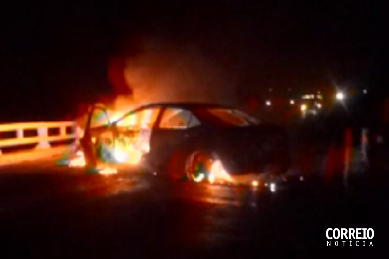 Criminosos fecham rodovia com veículo em chamas e atacam carro-forte em Inhapi