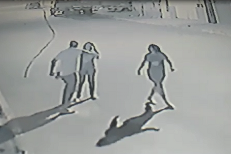 Vídeo mostra jovem armado com faca peixeira assaltando professora em Delmiro Gouveia