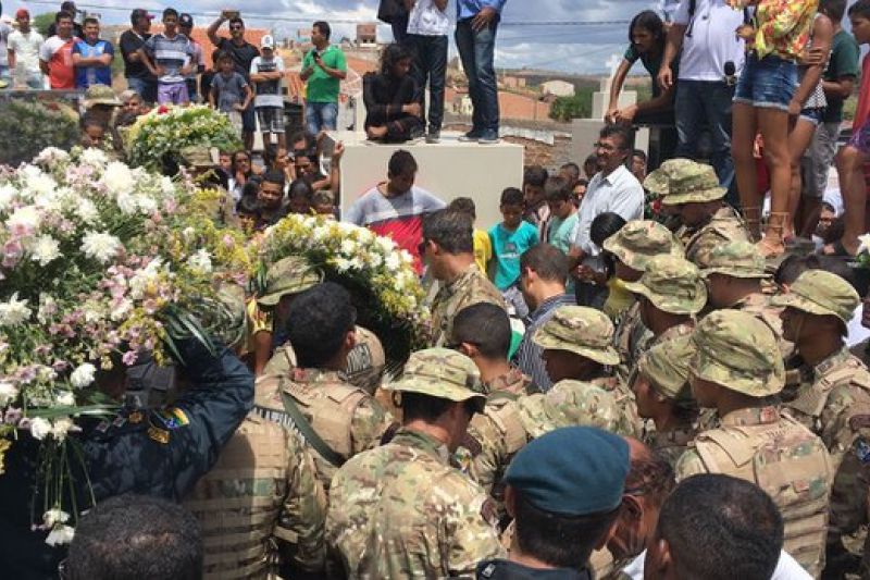 Comoção marca sepultamento do capitão Oliveira em Porto da Folha