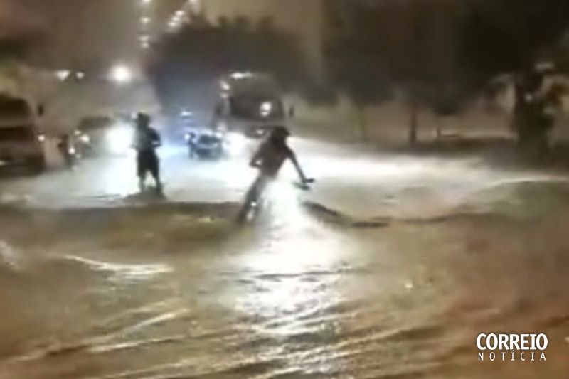 Por pouco, homem não é levado por correnteza durante forte chuva em Delmiro Gouveia