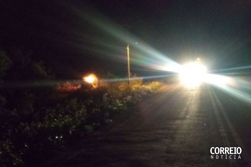 Carro capota e entra em chamas após ultrapassagem em rodovia de Pariconha