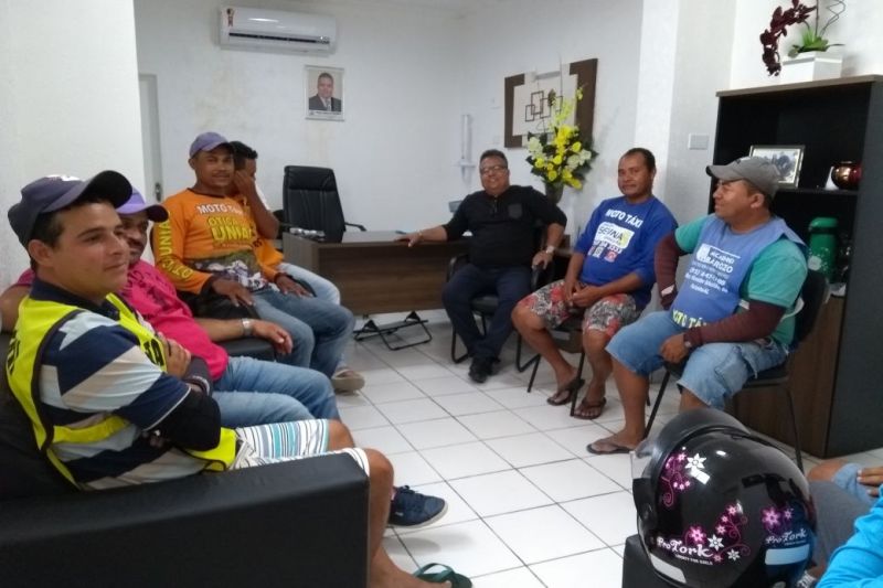 Prefeito se reúne como mototaxistas para garantia de melhor condições de trabalho