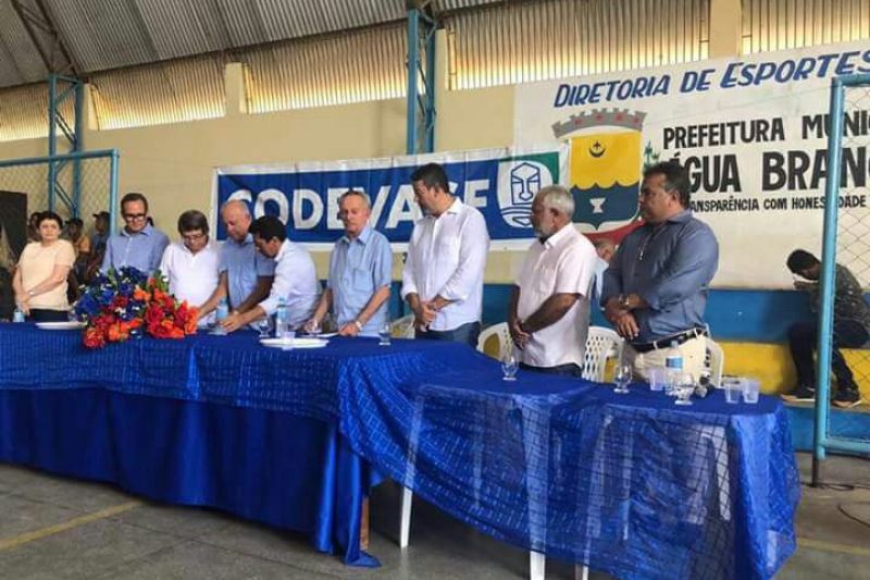 Prefeito participa da assinatura de ordem de serviço de obras que irão abastecer Pariconha