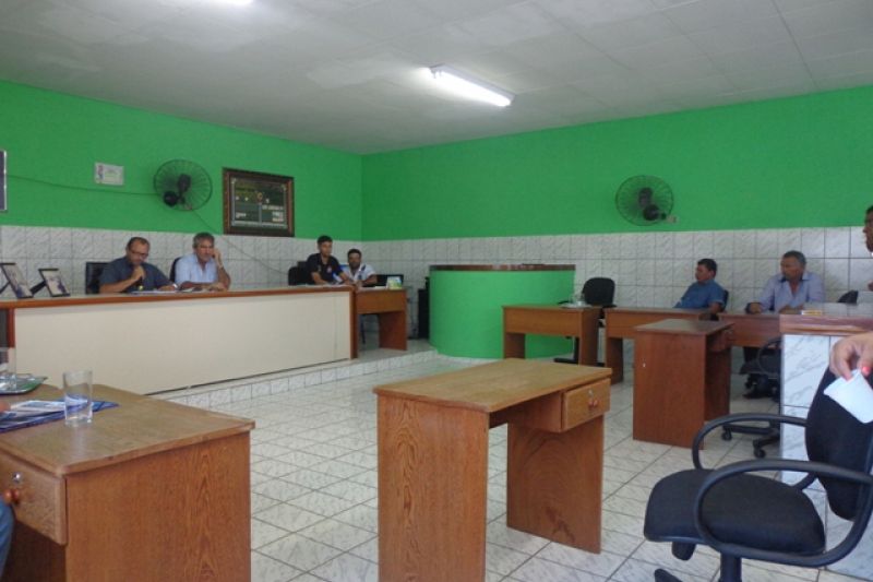 Vidraçaria é contratada por R$ 22 mil para fornecer material para a Câmara de Canapi