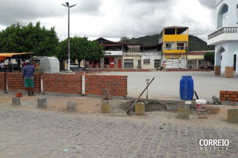 Paróquia constrói muro fechando rua em frente de igreja e causa polêmica em Inhapi
