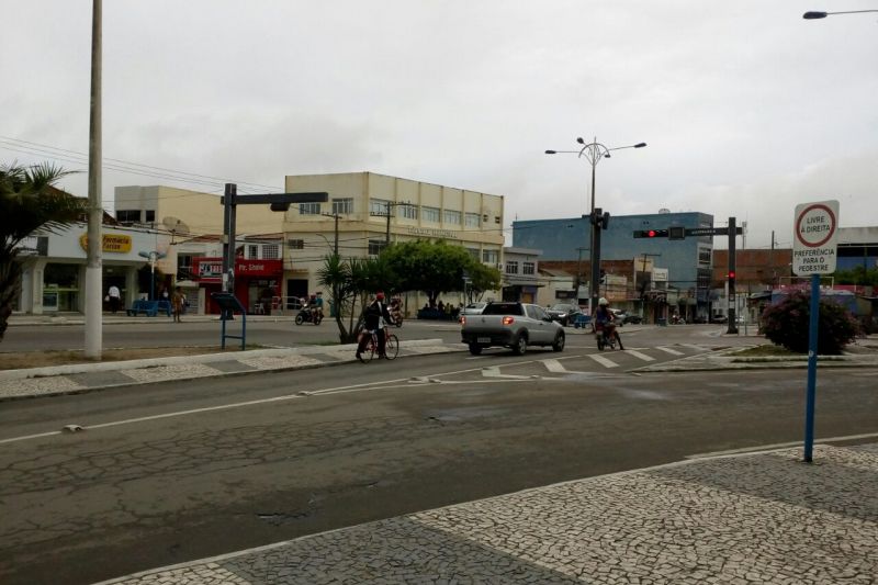 Criminoso utilizando moto vermelha rouba telefone celular próximo de escola em Delmiro