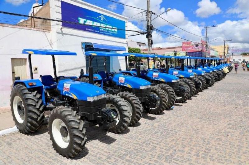 Governo de Alagoas entrega tratores a 14 municípios sertanejos