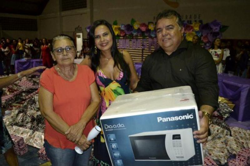 Dia das Mães é comemorado com distribuição de brindes para centenas de mães em Pariconha