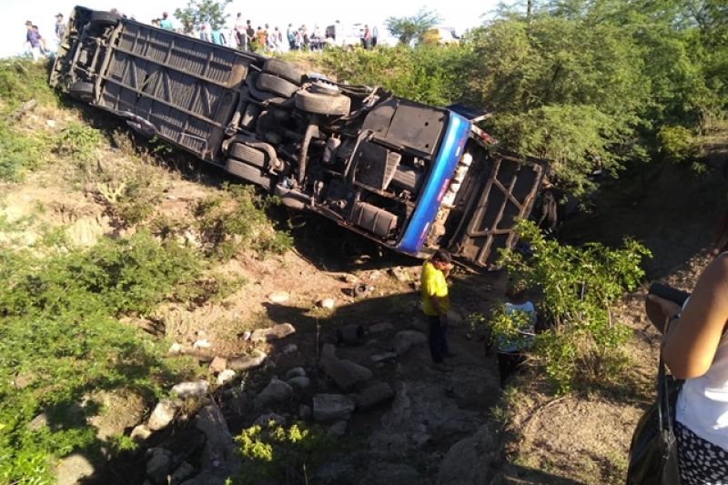 Acidente com ônibus de turismo que seguia de Salvador para Canindé deixa mortos e feridos