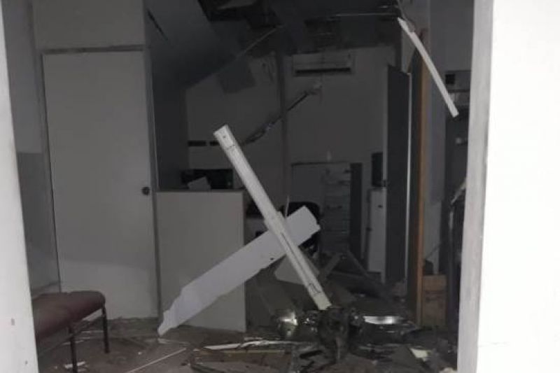 Criminosos cercam policiais e explodem cofre de posto bancário em Pariconha