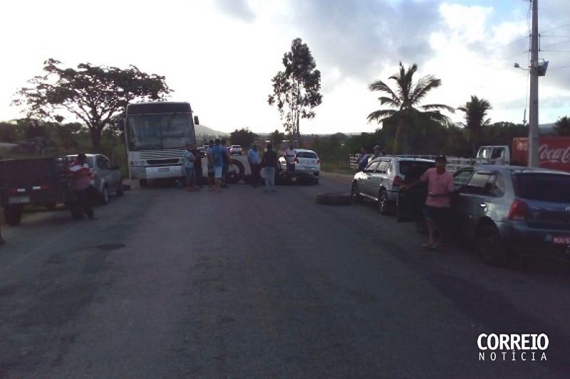Motoristas bloqueiam AL-220 em São José da Tapera contra aumento no preço dos combustíveis