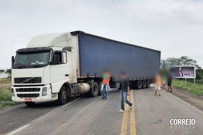 Após anúncio de Michel Temer, caminhoneiros bloqueiam trecho da BR-423 em Água Branca