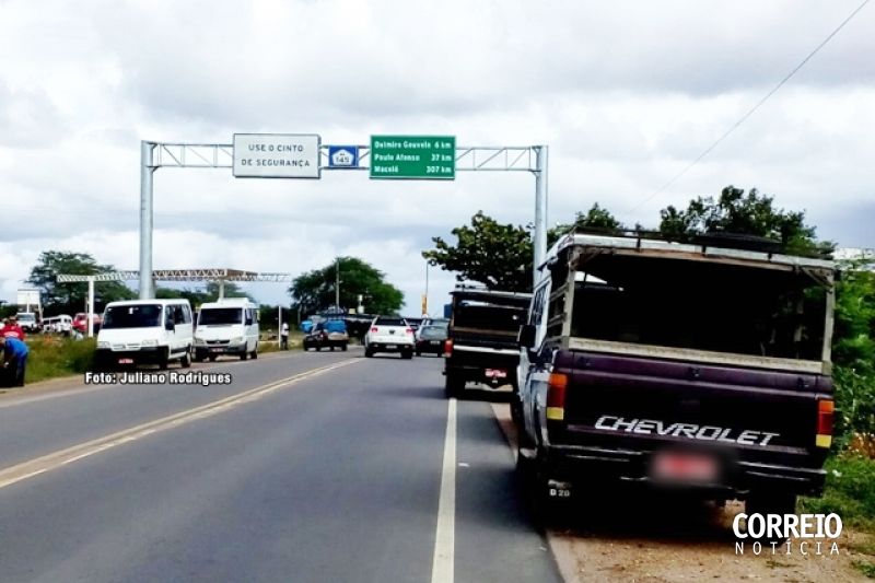 Manifestantes bloqueiam rodovia que dá acesso às cidades de Pariconha e Água Branca