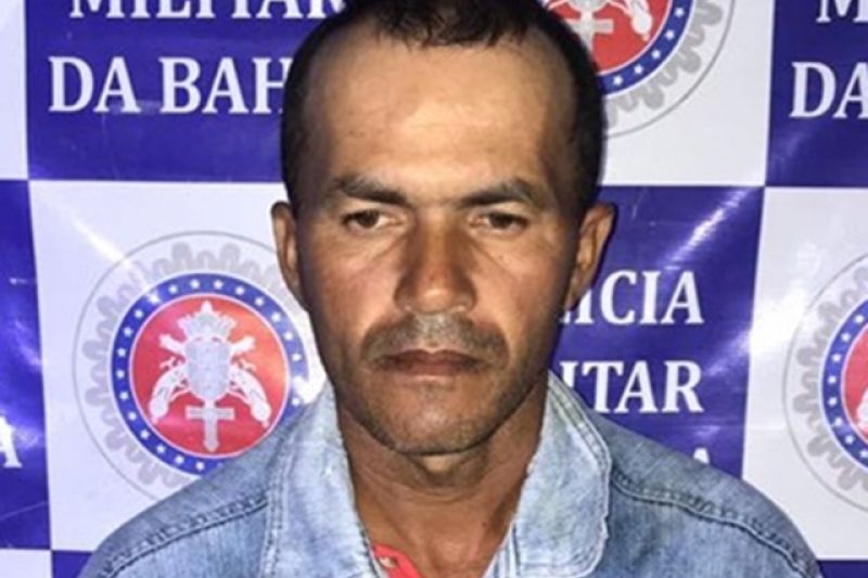 Homem é preso ao ser flagrado com armas e munições escondidas dentro de residência