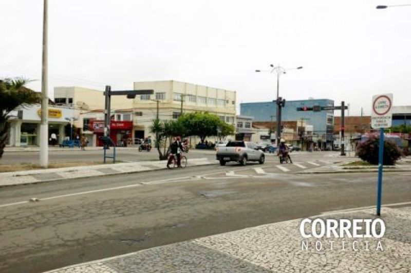 Carro em alta velocidade avança sinal vermelho e atropela duas pessoas em Delmiro Gouveia