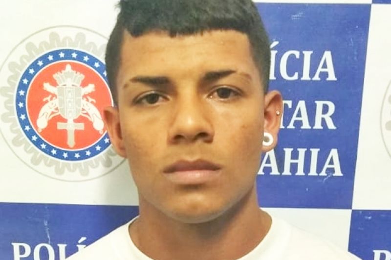 Jovem é preso ao ser flagrado vendendo droga próximo a disk de bebidas