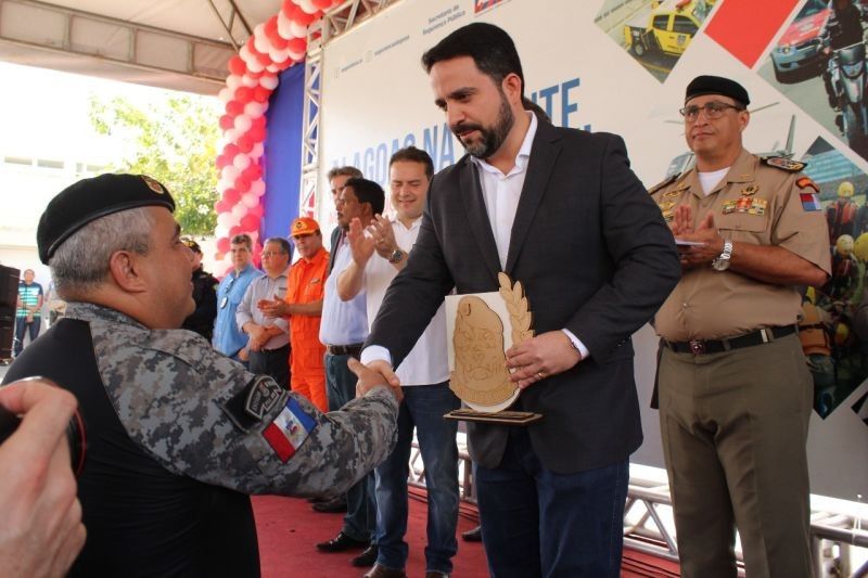 Ex-prefeito de Batalha e outras autoridades recebem a Comenda Cabo PM Valdir Soares